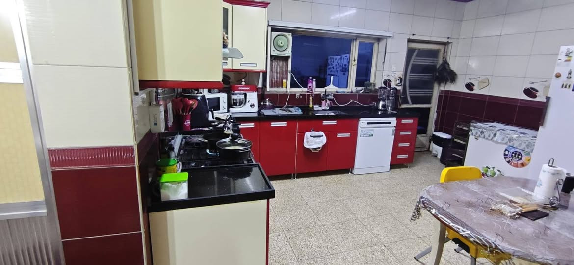 دار مطلوب للمصرف العقاري
بالبياع دور الموظفين البناء الجاهز قرب كراج البياع 
دار طابو صرف طابقين مساحة ١١٤ م 
كراج وحديقة مساحتها 45 متر ضمن البيت 
صالة و مطبخ و غرفة نوم وخدمات عدد 2 و الطابق الثاني غرفتين نوم مع خدمات مع غرفة سويت الطابق المجموع ٤ غرف الثالث بيتونة وسطح 
الدار ركن على شارع مع مدخلين للبيت على ساحتين جميع الخدمات متوفرة 
الاتصال على الرقم *********** صاحب البيت
