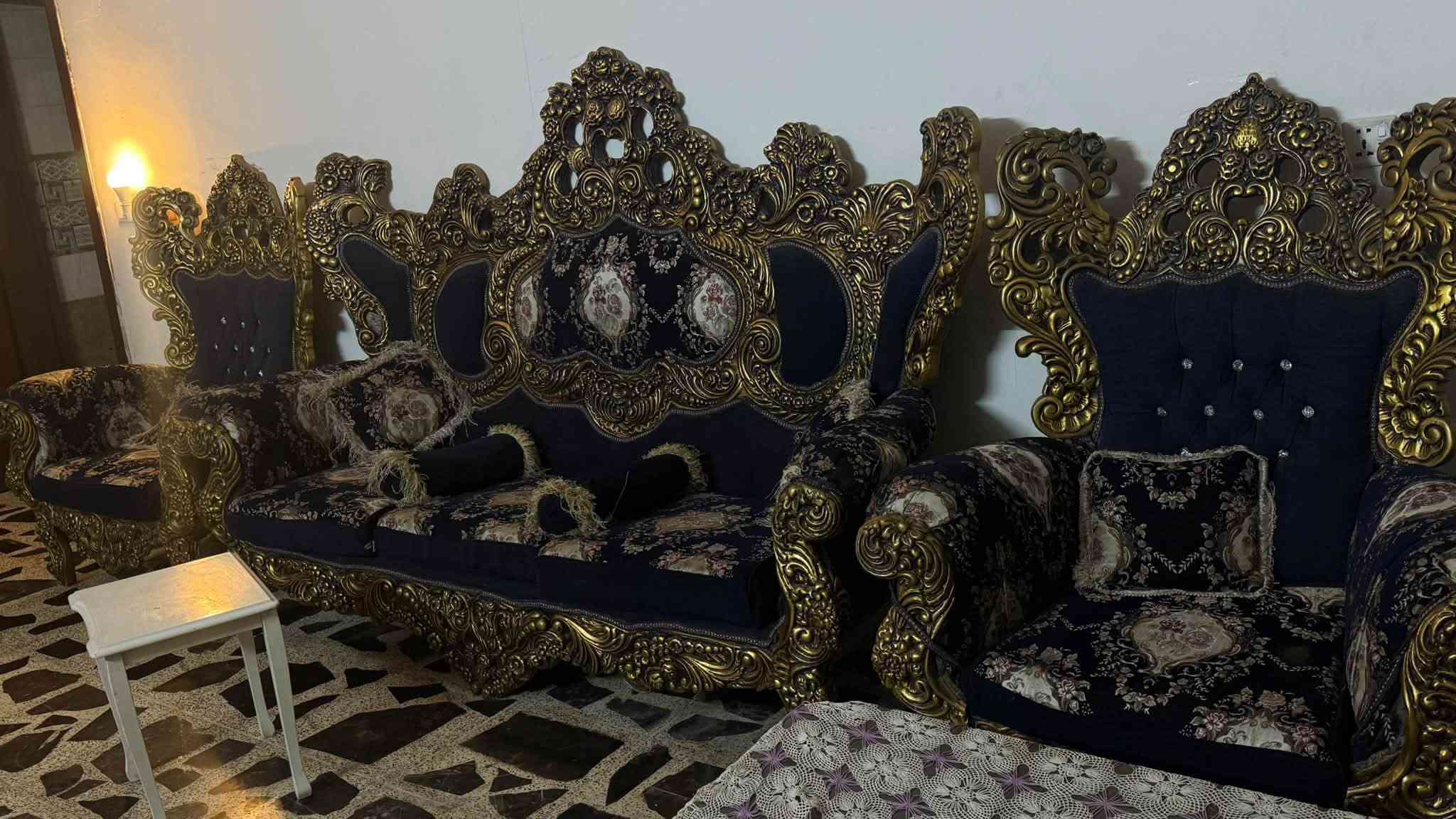 التخم 400
الفاترينه 75
المرايه 75
الساعه 50 العنوان الغزالية للاستفسار خاص او ***********
