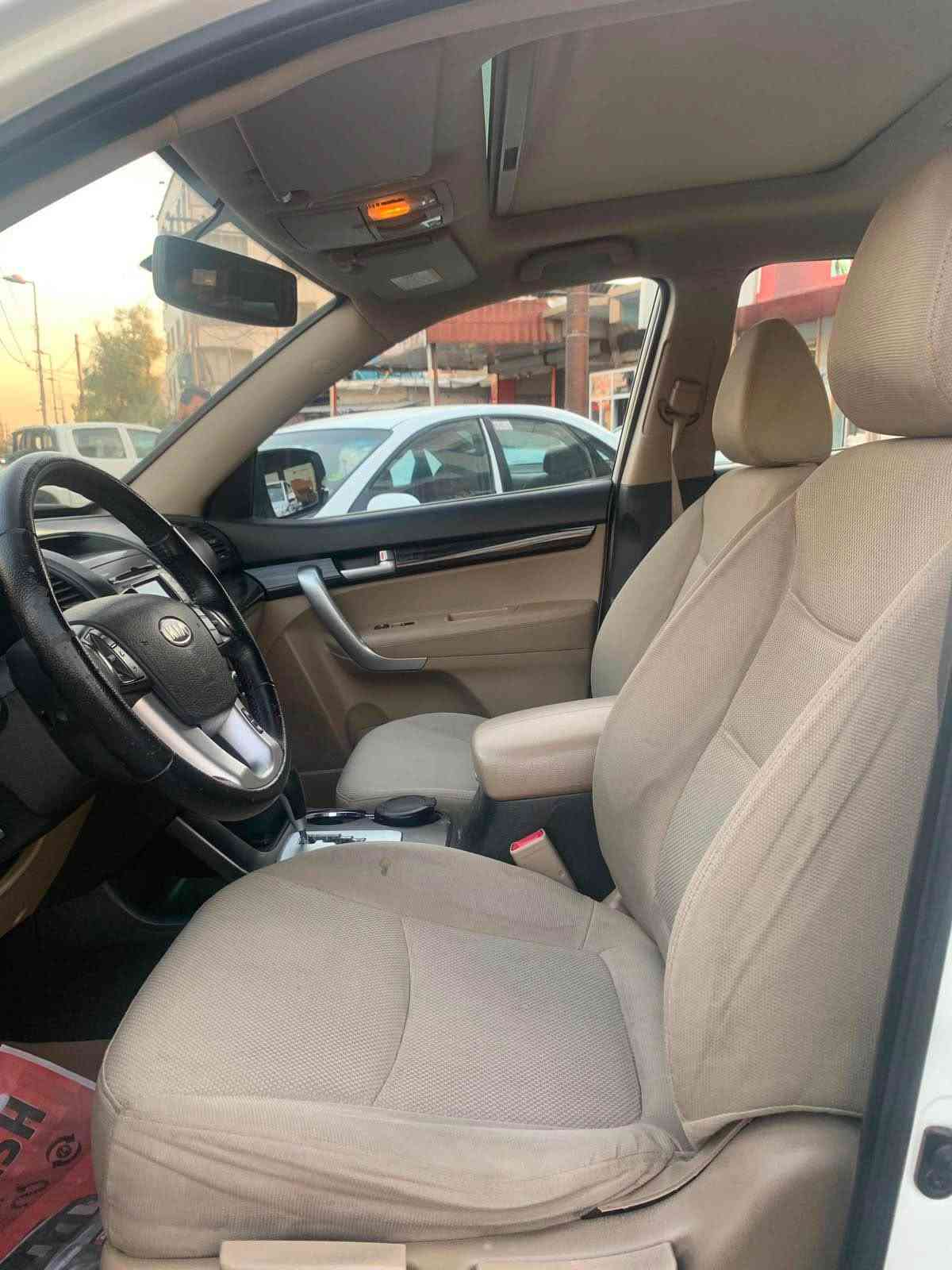 کــــــوردی 
تەنها فرۆشتن 
کـــــۆد / ٥٠٩ 
کیا سۆرینتۆ 
خلیجی / ٢٠١٢ 
م / فوول پانۆڕاما ، 
۳ ڕیز کوشن 
مەکینە / V4 دووش 
کراوەیە بەڵام بەشەرت 
ڕەقەم هەولێر سەنەوی ٢٠١٦ 
ڕۆیشتن / ١٤٨ هەزار کم 
بێ سبوغ ، بێ لێدران 
چەند تێبینیەکی بچووک هەیە

نـــــرخ / ١٣٥ $ 
هەولێر /*********** 

عربي 
فقط بیع نقدي 
كیا سورنتو 
وارد خلیجي ۲۰۱۲ 
مواصفات / فوول 
بانوراما ، سبعة راكب
محرك / V4 دووش 
مفتوح بس بشرط 
رقم اربیل سنوية ۲۰۱٦ 
ماشي / ۱٤۸   الف كم 
بدون سبغ ، بدون حادث 
بیها ملاحظات بسیطة 

سعر / ۱۳٥  $ 
عنوان اربیل 
واتساب /*********** أربيل, العراق

نص مكتوب في الصور:
- #509
- 0750
