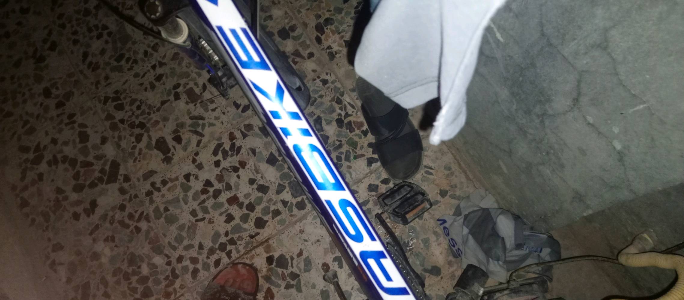بايسكل جبلي MTB (ماركة RSBIKE) حجم 26 للبيع أو المراوس
النوع: بايسكل جبلي رياضي (Mountain Bike - MTB)
الماركة: RSBIKE
الحجم: 26
المواصفات: دبل سبرنغ (أمامي ووسطي) لامتصاص الصدمات، بريكات دسك
النظافة: 85% والشاصي نظيف مثل الصور
الملاحظات: يحتاج فحمات بريك وسيم بدالات فقط
السعر: 100 ألف دينار (وبي مجال بسيط للشراي)
المراوس: متوفر
المكان: النجف - حي النداء