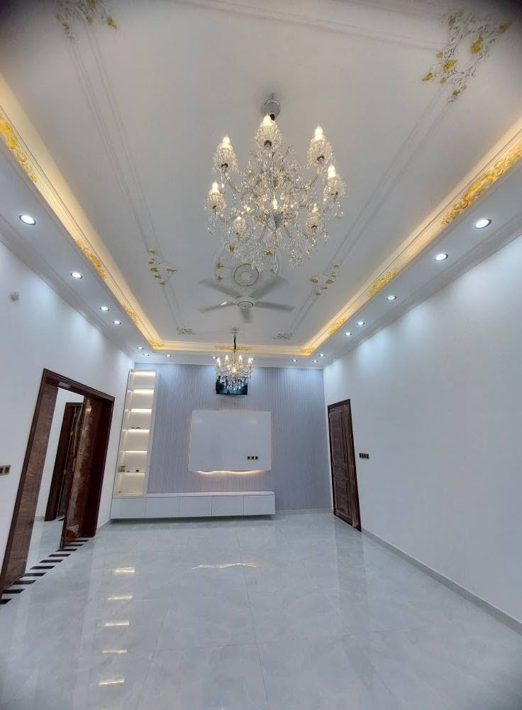 🏡 بيت حديث وفخم للبيع – جاهز للسكن فوراً
✨ فرصة مميزة للراغبين بالسكن الراقي في موقع هادئ ومخدوم
📐 المساحة: 550 متر
📑 الطابو: صرف سهم
🏠 طابقين
🔹 4 غرف نوم
🔹 صالتان واسعتان
🔹 ديوانية أنيقة
🔹 مطبخ حار + مطبخ بارد
🔹 صحيات داخلية وخارجية
🔹 كراج كبير
🔹 حديقة واسعة
✅ بناء بلوك درجة أولى
✅ جميع الخدمات متوفرة
✅ البيت جاهز للسكن وتستلمه بنفس اليوم
📍 العنوان: البصرة – أبي الخصيب – الصنكر – على الشارع الداخلي
📞 للاستفسار: ***********
بيت يجمع بين الفخامة والمساحة والراحة... فرصة لا تُعوّض. ✨🏡 البصرة, العراق
