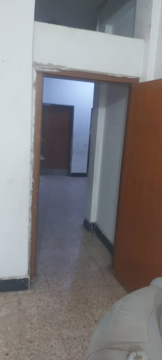 شقه درج معزول للايجار في المعقل المساحه 200متر تحتوي على 3غرف(علماً كل غرفه تحتوي على صحيات)وصاله ومطبخ وصحيات السعر 500الف شامل الماء والكهرباء
واتس ***********
