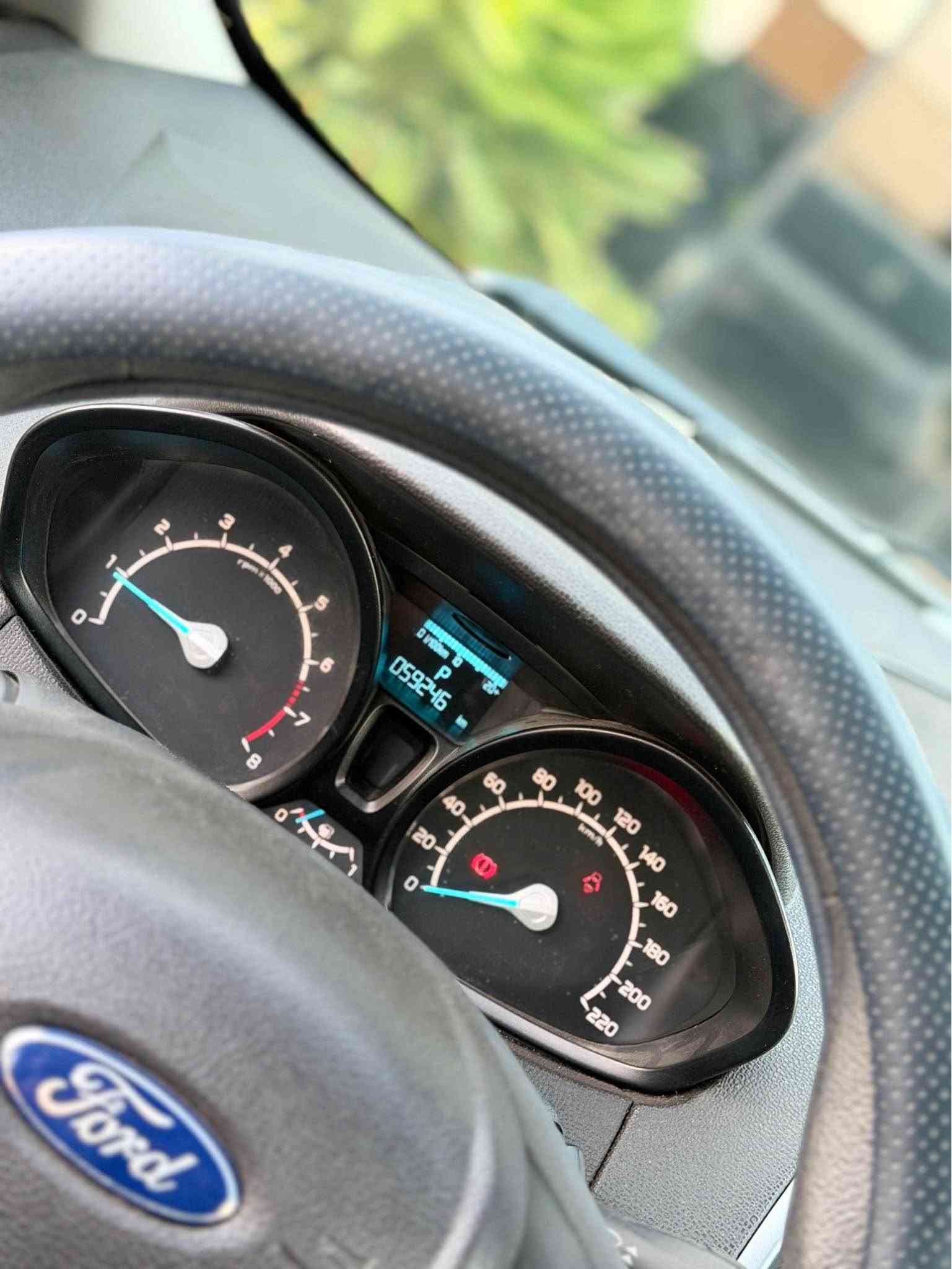 ford Eco sport 2016
فۆرد ئیكۆ سپۆرت مۆدێل ٢٠١٦ به‌س بۆنیت بۆیاخ  بێ ناو گرتن مه‌كینه‌و گێر به‌ شه‌رت نه‌كراوه‌ته‌وه‌ مه‌كینه‌ بێ تۆربۆ مه‌رخوب جام كاره‌با گێر ئۆتۆماتیك شاشه‌ گه‌وره‌ خلیجی ٥٩ هه‌زار رۆشتوه‌ بێ ته‌قه‌و ره‌قه‌ 
***********
شوێن سلیمانی السليمانية, العراق
