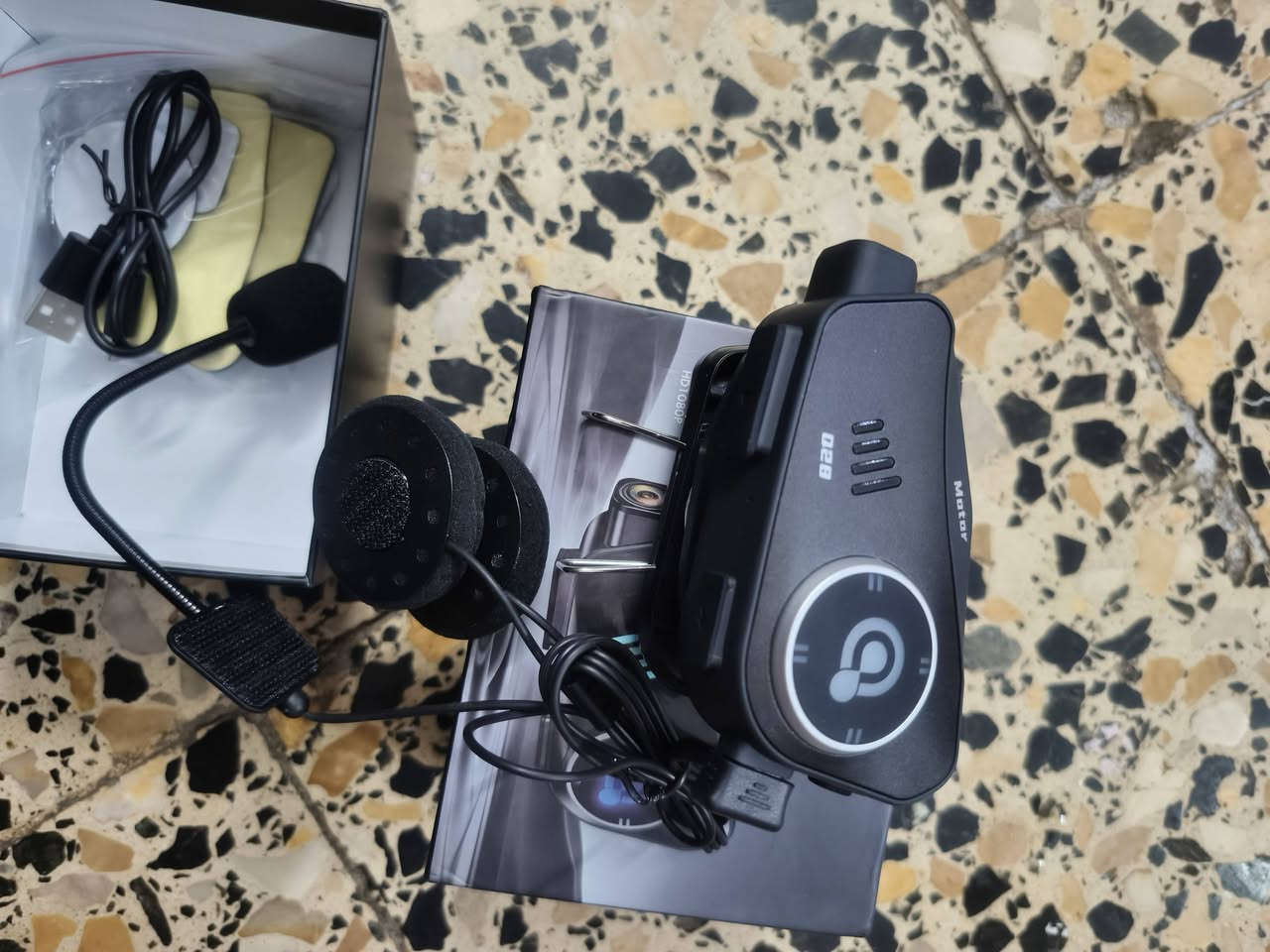 هذا الجهاز هو سماعة خوذة الدراجات النارية المزودة بكاميرا من موديل (Q28 Motor).
أهم فوائدها ومميزاتها:

​تصوير كاميرا (Dash Cam): تصوير فيديو بدقة FHD 1080p بزاوية عريضة لتسجيل الطريق أو استخدامها ككاميرا مراقبة وسلامة أثناء القيادة.

​إجراء المكالمات والاستماع للصوتيات: تتصل بالهاتف عبر البلوتوث (Bluetooth 5.3) لإجراء المكالمات والاستماع إلى الخرائط والموسيقى بصوت واضح.

​عزل الضوضاء: مزودة بتقنية لتقليل ضوضاء الرياح والمحرك لضمان وضوح الصوت أثناء القيادة.

​مقاومة للماء: تصميم مقاوم للماء والأمطار (IPX6).

​بطارية قوية: تحتوي على بطارية بسعة 1500mAh تكفي للتحدث لفترات طويلة وتصوير مستمر لعدة ساعات.

​السعر: ٥٠ ألف شامل التوصيل لجميع محافظات العراق 
***********
