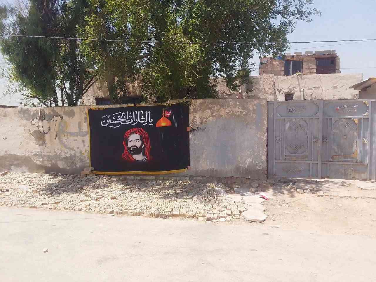 سلام عليكم بيت البيع مكان نهروان مقابيل نازحين  خلف  ماركت طيبه  بيت بي غرفتين وصاله كبيره وصاله ثانيه مطبخ واستقبال  وحديقه وحوش  مساحه 250 متر   وتبليط  وكهرباء وسحب ماي ربع عشرين ساعه جري ==***********

نص مكتوب في الصور:
- ٣ of ٧ تم حفظ لقطة الشاشة في Pictures/Screenshot ١٨ يونيو، الساعة ٧:١٠ م
- ٤ of ٧
- تم حفظ لقطة الشاشة في Pictures/Screenshot
- شایب
- ١٨ يونيو، الساعة ٧:١٠ م
- HONOR X9b 108MP Ultra-Sensing Camera
- HONOR X9b
- 108MP Ultra-Sensing Camera
- O HONOR X9b 108MP Ultra-Sensing Camera