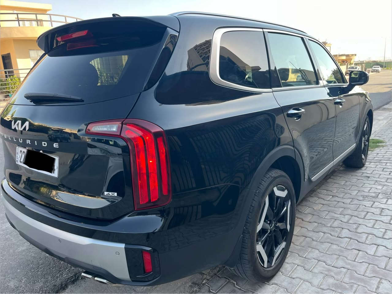 🚗✨ للبيع: كيا تيلورايد 2023 – فئة s –AWD – 

ملاحضة  :- بس مقدمة بونيد تكحيل فقد شبر  صورة سونار موجود مع صورة سيارة بس ايرباك ستيرن رجع  سيستم 
🔹 رقم السيارة: أربيل
🔹 الموقع: اربيل
🔹 الممشى: فقط 50000 كم
📌 مميزات السيارة وتفاصيلها بالكامل:
🔧 المحرك ونظام القيادة:
دفع رباعي 4 Wheel Drive AWD
وارد أمريكا
 مع مواصفات فخمة 
وتقنيات عالية
7️⃣ سبع مقاعد مريحة لعائلة كبيرة
🚘 أنظمة القيادة:
قيادة ثلج ❄️ – ممتازة على الطرق الزلقة
سبورت 🏎️ – أداء قوي واستجابة سريعة
كونفورت 🛋️ – راحة عالية
إيكو 🌱 – استهلاك وقود اقتصادي
سمارت 🤖 – نظام ذكي يضبط السيارة حسب ظروف الطريق
🎛️ التقنيات والترفيه:
شاشة مزدوجة بانورامية 12.3 بوصة + 12.3 بوصة (للإنفوتينمنت + لوحة العدادات)  
نظام صوتي Harman/Kardon بحدود 10 سماعات يوفر جودة صوت ممتازة 🎶 �
Kia Media
نظام تحدث مع الركاب الخلفيين (Driver Talk) لتوصيل الصوت بوضوح  
مقاعد أمامية وخلفية تدفئة 
إضاءة داخلية ملونة على الأبواب والديشبورد 
ستيرن مع تدفئة 🔥
نظام إضاءة غرفة داخلية لجو فاخر 
📦 ميزات إضافية مهمة:
تشغيل عن بعد 
كاميرا خلفية + حساسات ركن 🚗💡
ثبات إلكتروني وأنظمة أمان متقدمة (ABS, ESP, وسائد هوائية)
مثبت سرعة 
📞 للتواصل :- ***********  واتساب موجودة 
سونر سيار مع رقم شاصي مرفق مع صورة
 
سعر سيارة ٢٧٠ بيها مجال أربيل, العراق
