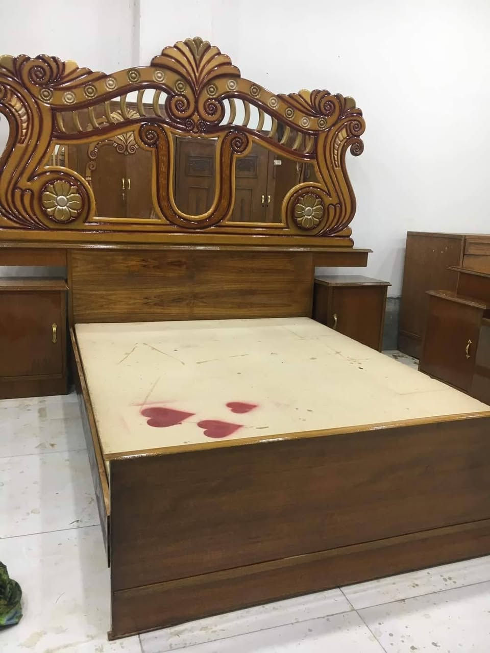 غرفة اخشاب للبيع استعمال قليل
للاستفسار الاتصال على ***********
السعر ٤٥٠ الغرفة مع مندر
