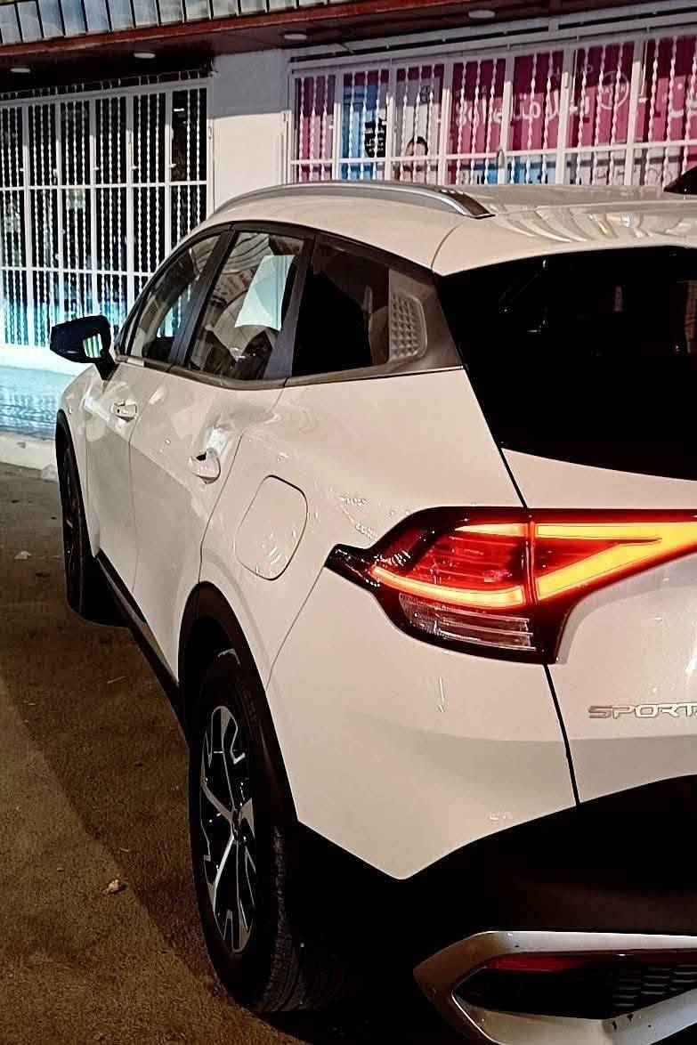 #سبورتج  هايبرد|KIA Sportage
 - موديل 2023  
مرقم بغداد شبه مميز 57155
  مواصفات 
فور ويل  4x4
 محرك 1.6 لتر توربو هايبرد بقوه240 حصان (اقوى من جميع اصدارات سبورج واكثرهن اقتصاديه وعمليه)
 ‏تمشي بتفويله وحده 950km
 ‏#العداد 45 الف mi 
 ‏#حادث_السيارة بنيد وجاملغ
صبغ بنيد بدون اي تبديل 
ليبل واحد
 ‏#اللوحات بغداد شبه مميزة
 ‏#اللون ابيض
كير ماوس اوتيماتك 8 سرعات
تشغيل ذكي ( بصمة ) ,تشغيل عن بعد
شاشة Apple CarPlay, android auto 
تحكم ستيرين كامل مع تدفئه 
هاند بريك كهرباء
 شاشة كبيرة ( GPS )
 رادارات 360 
حساس خلفي
 
شاحن وايرليس
كرسي كهرباء 
تدفئة المقاعد الامامية
تدفئه مقود 
 هاند بريك كهرباء 
 مانع انزلاق 
 اوتو هولد ( AUTO HOLD )
 مساعد نزول المنحدرات 
 سستم صوت مميز
 ‏انظمه قيادة متعدده
 ‏نظام قيادة ذاتي
 ‏كشنات جلد فاخر طبيعي
 ‏منافذ USB +أواكس
للستفسار ***********
