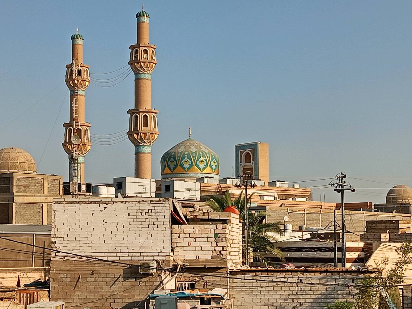 سلام عليكم 
بيت رزاعي للبيع.........؟ 
بيت مساحة 100متر للبيع 
خلف مسجد السهله شارعين 
خلف طابو يعني كافت الخدمات بي ماي ومجاري  وشارع مقنص كهرباء وخط مولده وتانكي ماي  كيزر  
كامله معامله مال تطويب 
بي غرفه وصاله ومطبخ وصحيات  وساحه بيه حديقه 
سعره 33 وبي مجال
وهذا رقم اتصل بي واتساب ***********