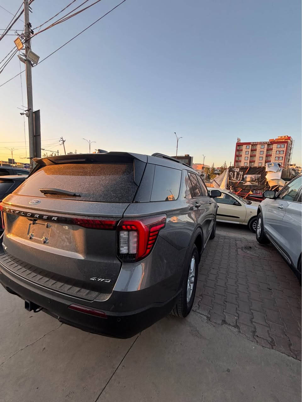 Ford Explorer 2025 4wd
فۆرد ئێکسپلۆرەر
مۆدێل ٢٠٢٥ 
دەبڵ ئەکسل
سەیارەکەمان بێبۆیاخە تەنها دەرگایەکی گۆڕاوە بە بیلاد
بۆ نرخ ٣١٥گەڵاو معامەلە 
بۆ پەیوەندی *********** السليمانية, العراق
