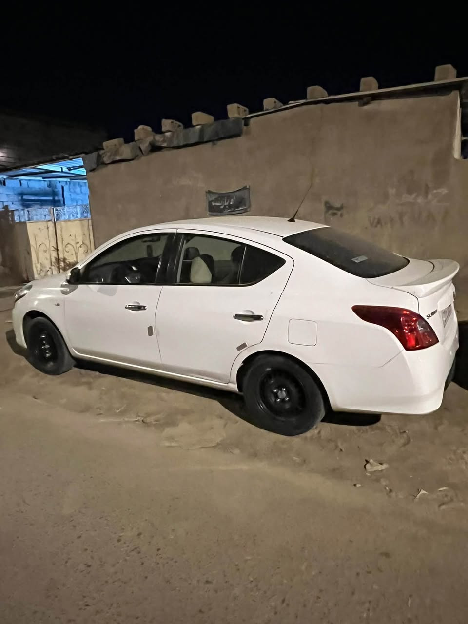 سلام عليكم 
نيسان سني هندي وديل ٢٠٢٣ السيارة ماشية ٥٠ قابل للزيادة 
بيها بارد ب الجاملغ الامامي كد شبر والضربه الي ب الفيديو 
السيارة جاهزه ونضيفة  عنوانها البصرة رقم اربيل تحويل او وكتله باسم شركة 

الاستفسار ***********
