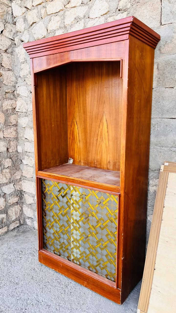 ميز خشب • نضافة • قابل تفاوض