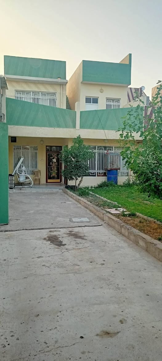دار للبيع ... السعر مناسب
حي القاهرة قرب جامع مالك الملك
مساحة 237 متر شروق تام
كراج كبير مع حديقة كبيرة 
البيت يتكون من طابقين الطابق الأول غرفة نوم و استقبال و هول و مطبخ 
و صحيات + منور 
الطابق الثاني ٣ غرف نوم و هول و صحيات 
البيت محدث سنة ٢٠١٨
سند طابو ملك صرف 
للاستفسار الاتصال على الأرقام 
*********** واتس
***********
