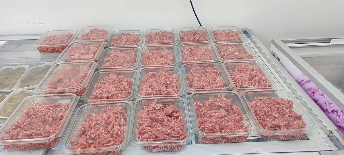 كبة الاساتذة من مطبخ حيدر جطعة
بغداد الحريه السلام شارع ٣٠ قرب مدرسه كنوز المعرفه
للتوصيل  ***********

قسم الكبب الجاهزة 
١٠ كبة سراي صغير  ٥ الاف
١٠ كبة تبسي صغير ٥ الاف
٥ كبة سراي كبير  ٥ الاف 
٥ كبة تبسي كبير ٥ الاف
١٠ كبة حلب ٥ الاف
٨ بتيتة جاب ٤ الاف 
٨ طرابلسية باللية واللوز ٥ الاف
٢ موصلية صغيرة ٣ الاف
٢ موصليه وسط ٥ الاف 
١ موصليه كبيرة ٣٥٠٠
٦ هلالية صغيرة ٥ الاف
٢ هلالية كبيرة ٣ الاف

قسم النواعم (كباب وبركر وبورك)
١٠ بركر لحم كبير ١٠ الاف
١٠ بركر لحم صغير ٥ الاف
١٠ بركر دجاج كبير ٨ الاف
١٠ بركر دجاج صغير ٤ الاف
٢٠ كفتة لحم  ٥ الاف
٢٠ كفتة دجاج ٤ الاف
١٦ كباب عروك ٥ الاف
١٠ كباب لحم عجل ٥ الاف
١٠ كباب دجاج ٤ الاف
٣٠٠ غم باسطرمة  ٥ الاف
٤ سكالوب لحم ٥ الاف
٤سكالوب دجاج ٤ الاف
٨ بورك ٤ الاف
١٠ سمبوسة ٤ الاف

قسم الدجاج واللحوم 
دجاج ذبح ٨ الاف
اجنحة وافخاذ ٦ الاف
كيلو صدر مسحب ٨ الاف
نص كيلو لحم مفروم ٨ الاف
نص كيلو لحم غنم ١٢ الاف
نص كيلو عجل شرح ٩ الاف
