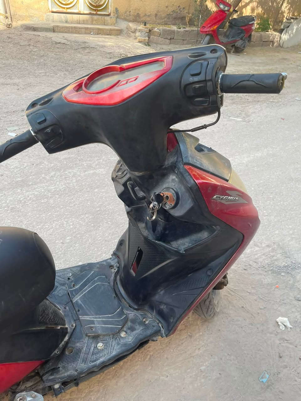 السلام عليكم : دراجه ماكس سكنس 🏍️
1محرك ياباني وليس صيني🚀
2شغاله هندر +سلف🔋
3كهربائيات شغاله بلكامل🔋
#العينه شغالع مع البانزين بس ربط فيشه
4صندوق شغاله مع قفال🔐
5سكان قفال بلكامل🔐
6تبديلت دهن جديده
7لايت عالي مع ناصي مع رماش💡
8تايرات جدد بلكامل 
9سعر الدراجه 325 مجال بصيط جدا
للاستفسار :***********
