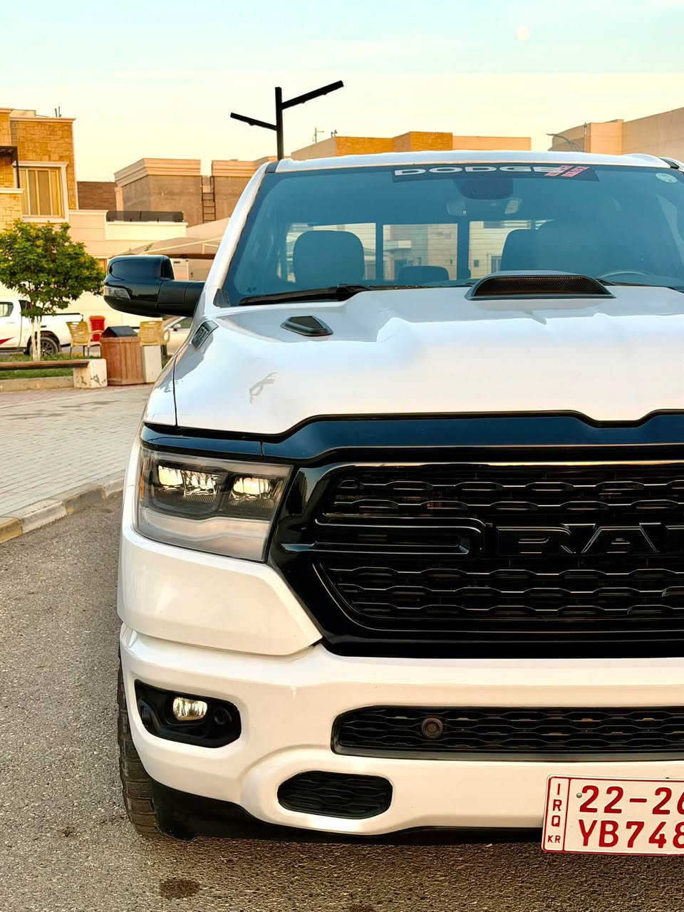رام بيك هورن • V8 ٥٧٠٠ • شاشة تيسلا