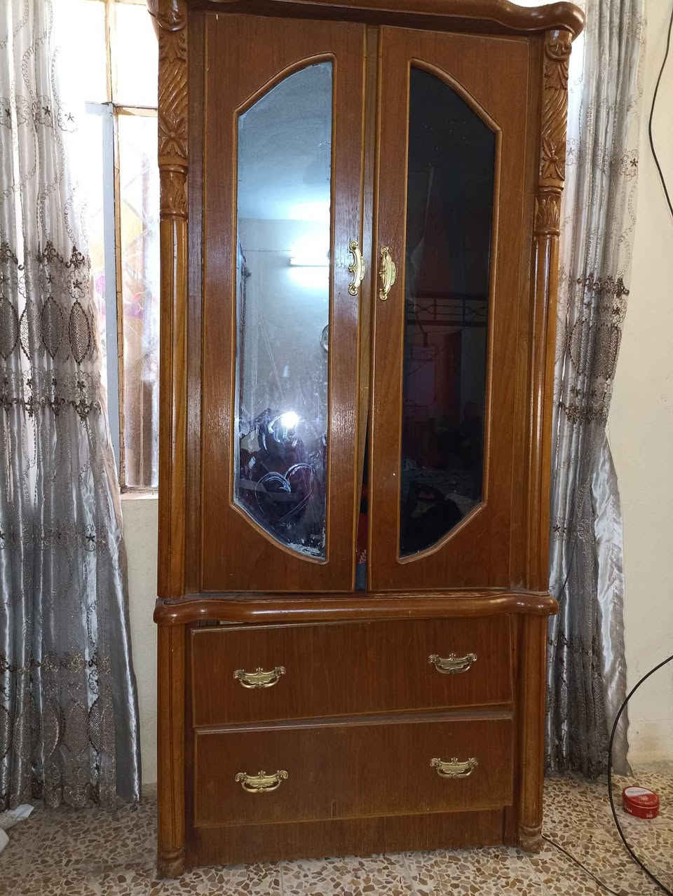 للبيع غرفة نوم كاملة (جاهزة) خشب صاج أصلي ثقيل، شغل نظيف ومتين جداً وبحالة  جيدة  جدآوما بيها أي عيب.📌 تفاصيل الغرفة:الكنتور: 6 أبواب، تصميم كلاسيكي بارتفاع ومساحة تخزين ممتازة.السرير : دوشمة وتصميم مميز مع 2 كومدي جانبي.ميز التواليت (المرآة): تصميم متناسق ويحتوي على مجيرات وأماكن تخزين واسعة مع المقعد الخاص به.ملحقات إضافية: زاوية (ميز عباءة/قاطع) إضافية لزيادة الترتيب.✨ مميزات الغرفة:الخشب صاج ثقيل وأصلي (مو من هذا التجاري الخفيف).صبغ ونظافة الغرفة ممتازة جداً وموضحة بالصور.الأقفال واليدوات والمجيرات كلها شغالة وبحالة ممتازة. 
للتواصل اسيا /  *********** 
كورك *********** 
موصل ايسر موصل, نينوى
