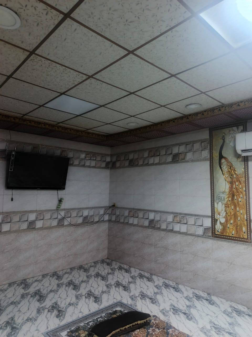 بيت للبيع مساحة 250 طابقين  مكان شبانات بزل الاول فرع القريشي عرض شارع 10 متر يحتوي علئ 4 غرف نوم ستقبال صالة مطبخ صحيات خارجية داخلية طارمة جبيره بيت مال عائلة جبيره بلاش سعر 90 وبي مجال الاتصال ***********
