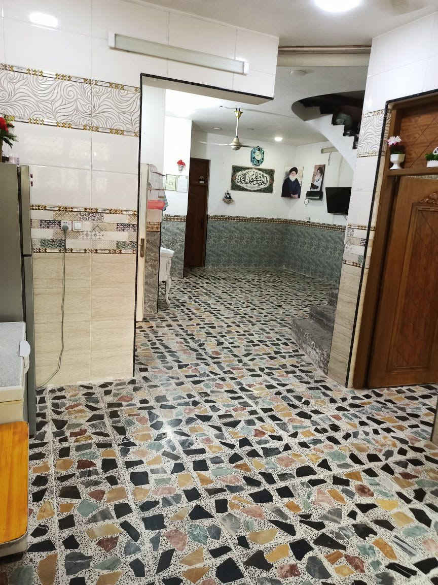 📞 ( *********** )

🏡 للبيع بيت في بغداد – سبع قصور | فرصة مميزة بسعر قابل للتفاوض

📍 الموقع: سبع قصور – فرع الحداد أبو الهيل

📜 السند: طابو زراعي – سند 25

📐 المساحة: 150 م²

↔️ الواجهة: 7.5 م

↕️ النزال: 20 م

💰 السعر المطلوب: 97 مليون دينار – والبيع بيه مجال للجادين

إذا تبحث عن بيت جاهز للسكن، بموقع قريب جداً من الشارع العام، وخدمات ممتازة، فهذا البيت يستحق المشاهدة 👌

✨ أهم مميزات البيت:

🔹 يبعد عن شارع سبع قصور العام والرئيسي خطوات فقط.

🔹 يقع في فرع مبلط بالكامل.

🔹 الكهرباء متوفرة بالكامل.

🔹 الإنترنت: كابينات ضوئية قريبة.

🔹 الماء ممتاز جداً، وتدفقه قوي حتى بدون ماطور سحب.

🔹 المجاري ضمن منظومة مميزة ومن الأفضل في المنطقة.

🔹 أساس البيت رفت والبناء بالكامل بالطابوق.

🔹 عمر البناء حوالي ثلاثة سنوات فقط.

🏠 توزيع البيت:

• 2 غرف نوم

• صالة واسعة

• استقبال

• مطبخ مفتوح على الصالة، مما يعطي مساحة داخلية واسعة ومريحة

• مخزنان، أحدهما مطبخ حار

• 3 حمامات: حمام خارجي، حمام داخل البيت، وحمام داخل إحدى الغرف

⚡ تفاصيل إضافية:

• منظومة الكهرباء داخل المنزل باستخدام بواري سحب وليس دفناً.

• المنزل بالكامل كاشي، مع بلاط في جميع أرجائه.

• الأبواب والإضاءة والتجهيزات الكهربائية من درجة أولى.

• الدرج الداخلي لف دائري.

• البيت يحتاج بعض اللمسات والتعديلات البسيطة، وهذا طبيعي في أي بيت مستخدم.

📌 المتبقي من الأعمال:

البيتونة + تطبيق الدرج + السياج العلوي الخارجي.

🏘️ ومن نقاط القوة المهمة:

المنطقة مقبلة بقوة على التحول إلى طابو سكني، وهو أمر يجعل الموقع محل اهتمام لمن يفكر بالسكن أو الاستثمار مستقبلاً.

💰 السعر: 97 مليون دينار وقابل للتفاوض

السعر محسوب وفق أسعار المنطقة نفسها، وليس سعراً عشوائياً أو مبالغاً به، والجاد يستطيع التأكد من أسعار البيوت في نفس الشارع والمنطقة والمقارنة بنفسه.

📞 للجادين فقط: التواصل للاتفاق على موعد مشاهدة البيت والتفاوض بشكل مباشر.

🏡 بيت بمساحة 150 متر، موقع قريب جداً من الشارع العام، خدمات ممتازة، وسعر مميز.
