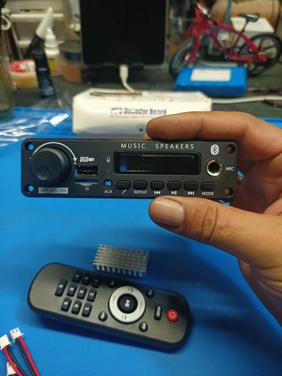 JX-Y19 MP3 Decoder Board وحدة إلكترونية لفك تشفير وتضخيم الصوت تعمل بجهد 5 إلى 12 فولت، وتُستخدم لتحديث وتعديل أنظمة الصوت المنزلية أو مكبرات الصوت العادية.تشتمل على خيارات توصيل متعددة تشمل البلوتوث، ومنفذ USB، ومدخل بطاقة ذاكرة، وراديو FM.تدعم مدخل ميكروفون ومزايا تسجيل الصوت والاتصالات الصوتية بحسب الإصدار الداعم.تحتاج عادةً إلى مصدر طاقة DC 12V وتوفر مخارج لتشغيل السماعات المباشرة أو ربطها بصب ووفر خارجي. بغداد, العراق
