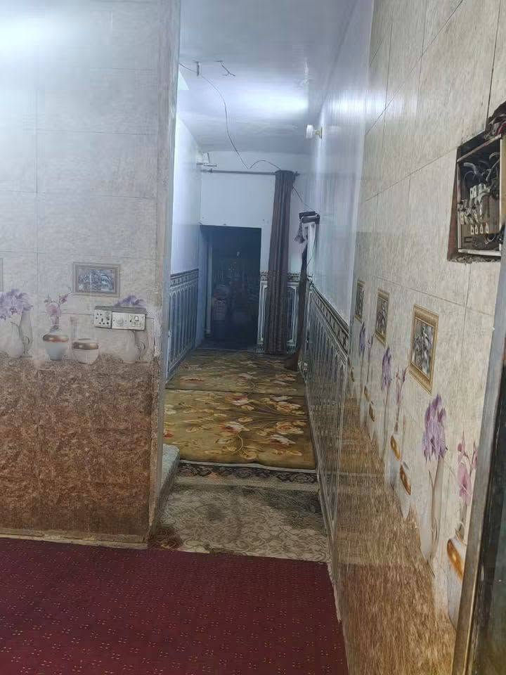 السلام عليكم 
بيت للبيع 150 متر طابق واحد
غرفتين 
مطبخ 
استقبال 
بدايه منطقه حي الزهراء 
مقابل افران سيد علي 
للأستفسار لاتصال ***********
وات ساب متوفر
سعر خاص على الواتساب
