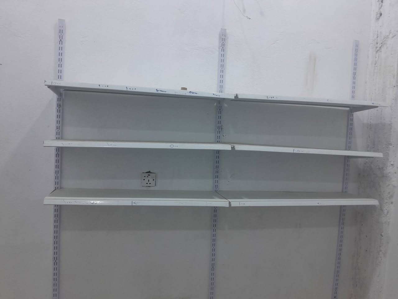 السلام عليكم رفوف للبيع مكاني الشافعيه السايدين السعر 250 وبيه مجال ***********
