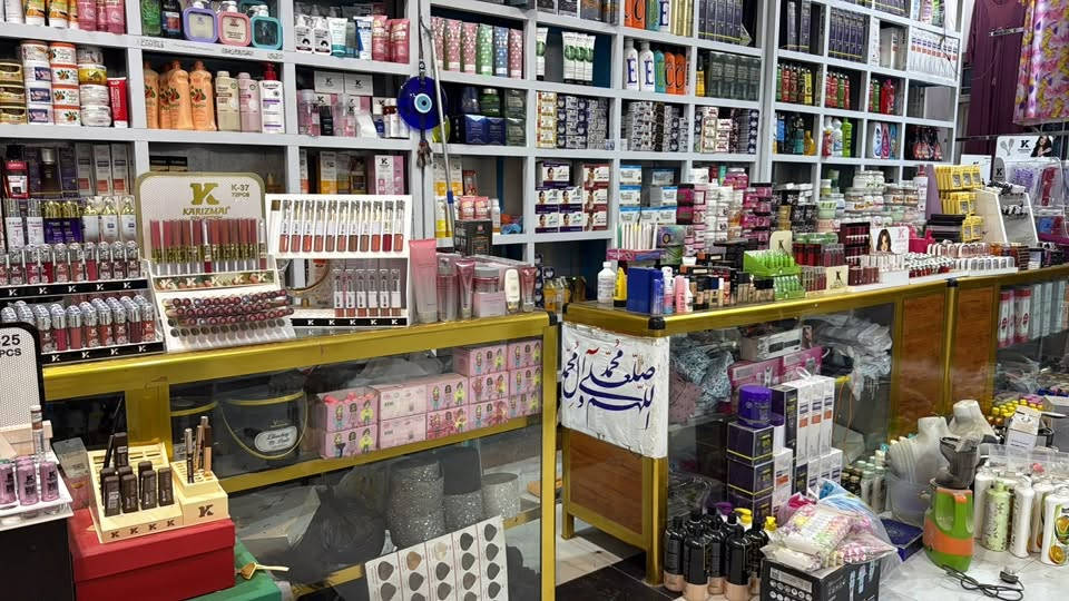 رفوف الامنيوم درجة أولى مع جام خانه الامنيوم ذهبي للبيع السعر مناسب جداً.    ***********
