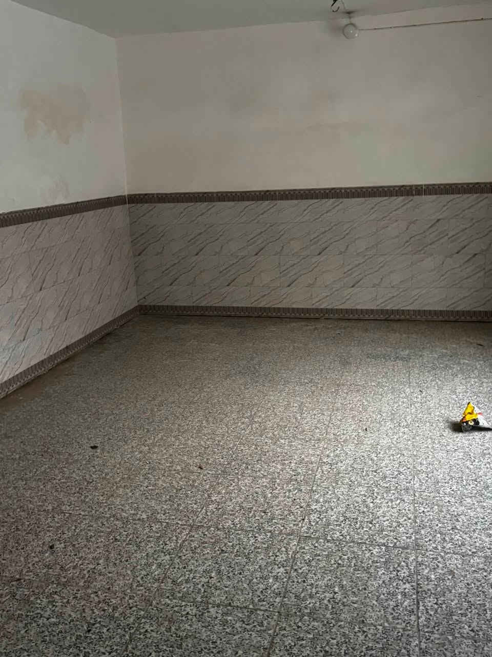 بيت للإيجار • الجمهوري مقابل جامع الحكيم • ٣ غرف