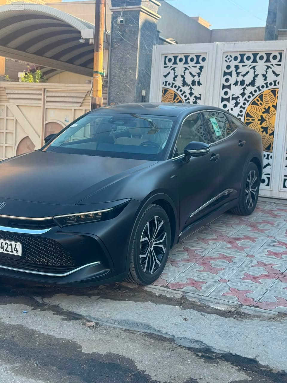 كراون 2024 بريميوم فول مواصفات
لون اسود رقم بغداد ماشية 20 الف
خليجية صار بيها حادث بالعراق تبديل باب السايق والباب الخلفي نفس اللون 
عليها ppf مطفي
السيارة بعدها بالضمان مال الشركة
سعرها 290 قفل
*********** مكاني نجف
