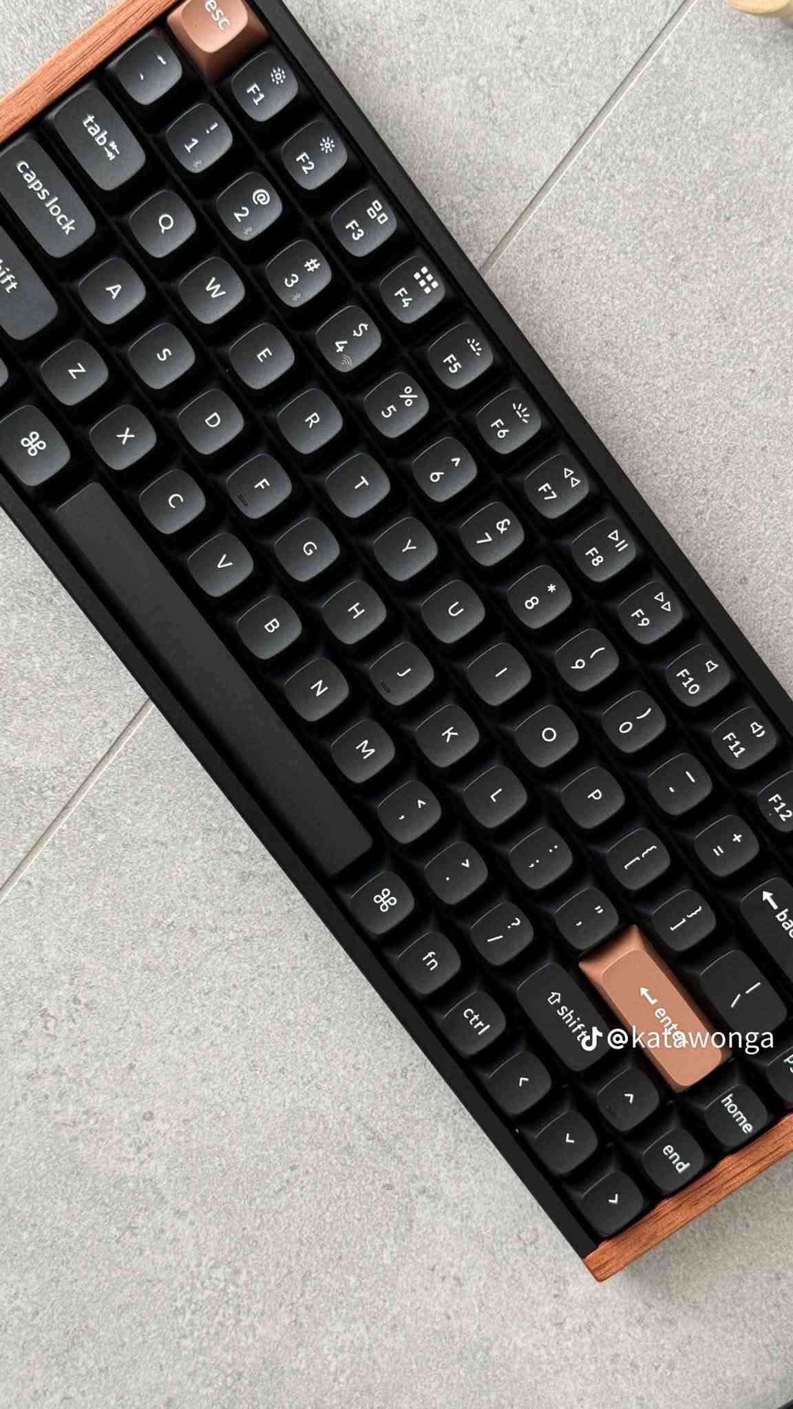 ⌨️🔥 Keychron K2 HE – كيبورد مغناطيسي احترافي لعشاق السرعة والدقة 🎮
⚡ تجربة مختلفة مع تقنية Hall Effect والمفاتيح المغناطيسية من Gateron!

🌟 أبرز المميزات:
🔹 مفاتيح Gateron Magnetic Hall Effect لاستجابة فائقة السرعة 🎯
🔹 إمكانية تخصيص Actuation Distance لكل مفتاح
🔹 دعم تقنية Rapid Trigger للألعاب التنافسية 🚀
🔹 اتصال ثلاثي: Bluetooth + 2.4GHz + USB-C
🔹 تصميم 75% مدمج يوفر مساحة أكبر للمكتب
🔹 مناسب للـGaming والاستخدام اليومي 💻🎮

💥 سرعة + دقة + تحكم كامل بتجربتك!

📦 متوفر الآن
🚚 توصيل إلى كافة محافظات العراق 🇮🇶

📲 للحجز والاستفسار:
***********

نص مكتوب في الصور:
- @katawonga
- @keychronvietnam