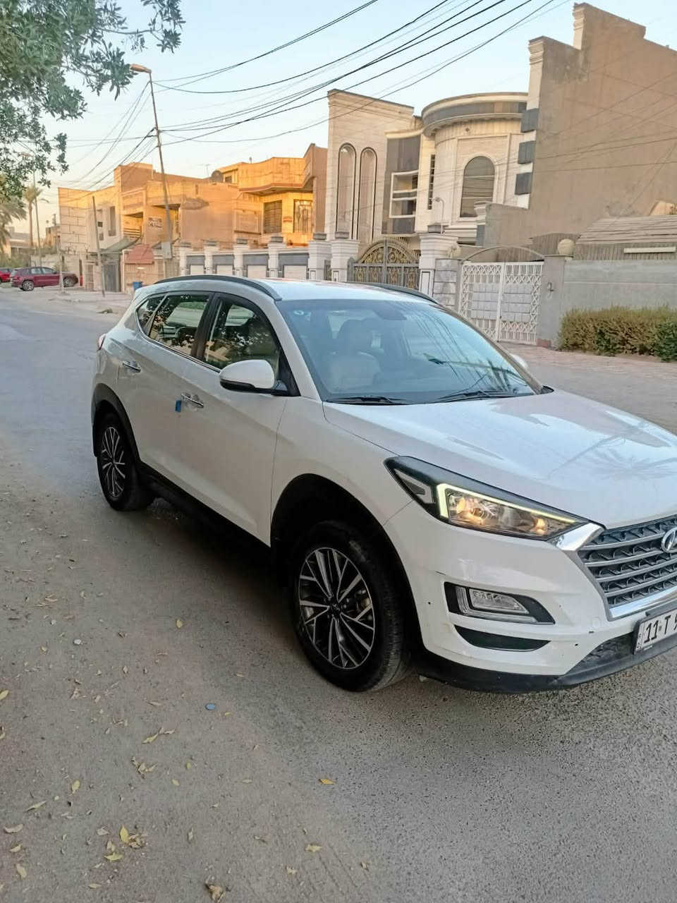 HYUNDYI TUCSON(وكالة القاصد)
الموديل :-2019
عداد المسافة :-70000 كم
حجم المحرك :-2000 doch 
لوحات التسجيل :- بغداد بأسمي سنوية مجددة 2029 
المواصفات :-
1- بصمة ابواب وصندوق وتشغيل
2- نظام ترحيب عند الاقتراب
3- كرسي السائق كهرباء
4- كشنات جلد
5- شاشة اصلية +كامرا خلفية
6- اريل نفكيتر
7- شاحن واير ليس 
8- وبقية المواصفات الاساسية .
السعر :-18000$ بيه مجال جدا جدا بسيط
العنوان :- شارع فلسطين - حي المهندسين
للتواصل :-***********
السيارة مكفولة من الحادث والبارد والصبغ
