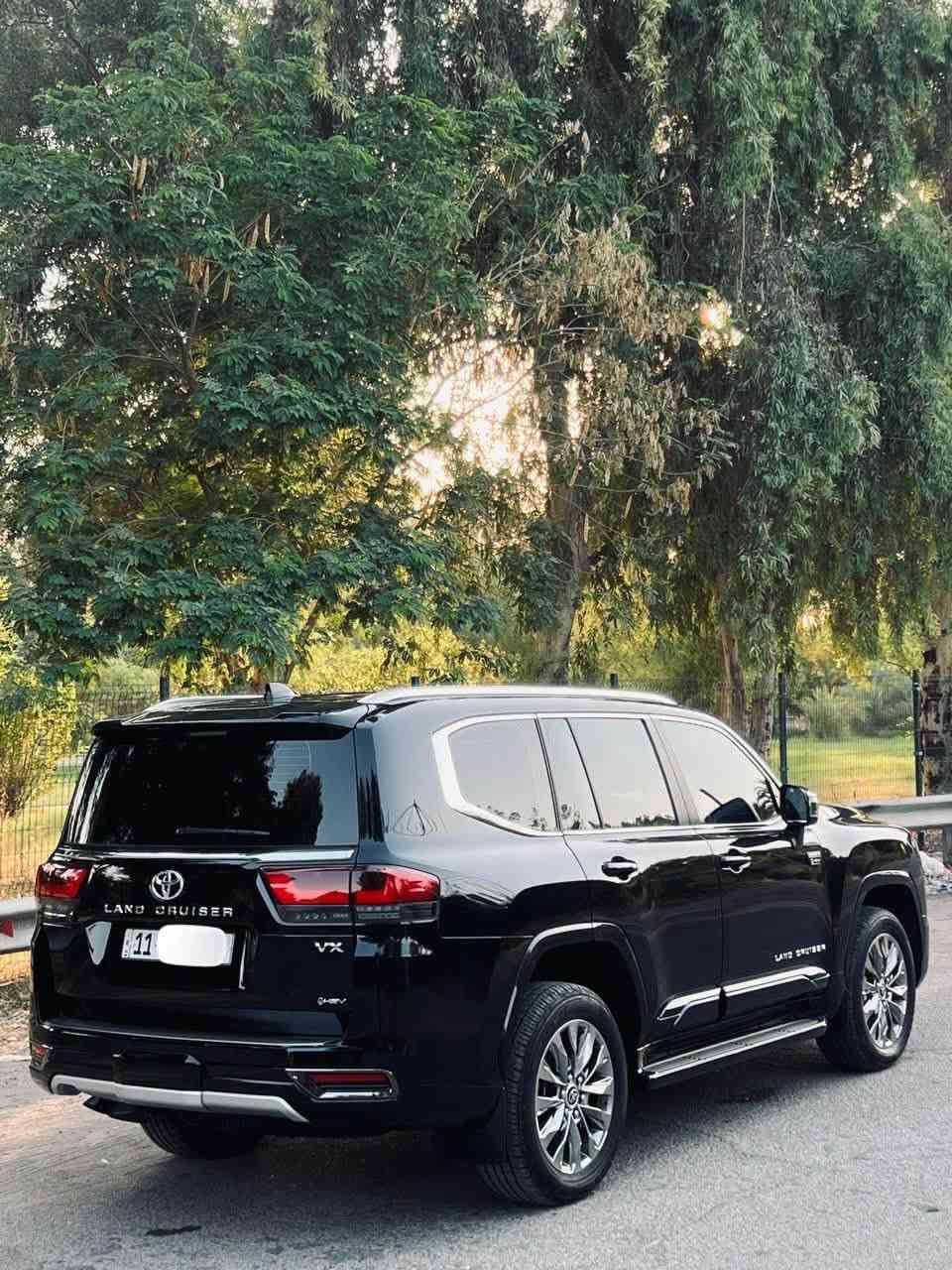 السلام عليكم تحية طيبة
لاندكروز 2025  VX هايبرد على عرش القوه 
شركة ساز ام الضمان 16 تبديلة دهن مجاني
رقم بغداد بحالة الزيرو 

VX 2025 HEV  الهايبرد 💯

مواصفات تويوتا لاند كروزر 2025 VX هايبرد تشمل:❗️
✅ المحرك والأداء:
✅ نوع المحرك: 3.5 لتر 6 إسطوانات توربو مزدوج هايبرد
✅ القوة القصوى: 457 حصان
✅ عزم الدوران: 790 نيوتن متر
✅ ناقل الحركة: 10 سرعات اتوماتيكة
✅ نظام الدفع: دفع رباعي مستمر 
✅ معدل استهلاك الوقود منخفض بالمقارنة مع البنزين العادي
✅ عدد الركاب: 7 ركاب
✅ التقنيات والسلامة:
✅ نظام تويوتا للأمان (TSS)
✅ مثبت سرعة تكيفي

وضعيات قيادية عدد 3 ❗️

✅نظام الحماية من التصادم
✅ تنبيه مغادرة المسار
✅ التحكم التلقائي بالنور العالي
✅ نظام الرؤية المحيطية 360 درجة
✅ نظام الحماية في المواقف (PKSB)
✅ حساسات ركن أمامية وخلفية
✅ وسائد هوائية متعددة

 الترفيه :

✅ نظام صوتي مدمج بشاشة 12.3 بوصة
✅ نظام ملاحة
✅ أبل كاربلاي
✅ 14 سماعة JBL

 الراحة :

✅ مقاعد جلد فاخرة
✅ مقاعد كهربائية
✅ شاحن لاسلكي
✅ مقاعد مدفأة ومبردة للمقاعد الامامية + مقاعد الصف الخلفي مدفأة
✅ مكيف هواء تلقائي رباعي المناطق
✅ نظام ذاكرة لمقعد السائق والراكب مع 3 وضعيات
مغلقة BBF درجه اولى ابو 2000 $ ضمان عشر سنوات 
مكفولة كفاله عامة من كلشي 
ماشية / 8000 
السعر / 84800 وبيه مجال 
الاستفسار / ***********
مكان السيارة بغداد
