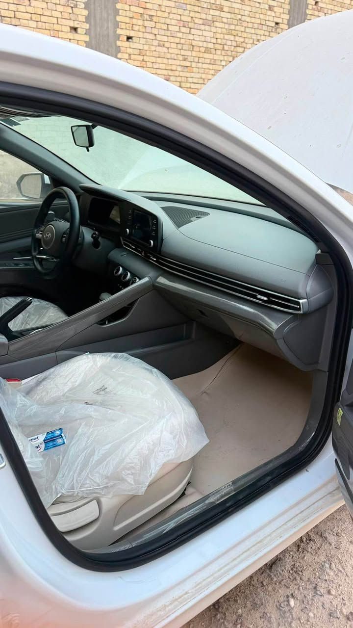 السلام عليكم 
النترا للبيع خليجي بسمي
موديل ٢٤
مكينه 2000
السياره كفاله عامه فقط بارد اربع اصابع بجاملغ 
سياره ماشيه 20بعده بحاله الوكاله 
المواصفات
بصمه تشغيل +بصمه ابواب 
حساس خلفي +حساس امامي 
اناره ترحيب 
كامره خلفيه دواره 
تحكمات ستيرن 
فتحه 
شاحن لاسلكي
مري شفط
صندوق ذكي
مثبت سرعه 
ثلاث انضمه قياده
مانع انزلاق
لد امامي LED
تخم تاير جديد
سبير مانازل 
السعر ١٨٤وبيه مجال بسيط 
مكاني البصره 
الرقم *********** البصرة, العراق
