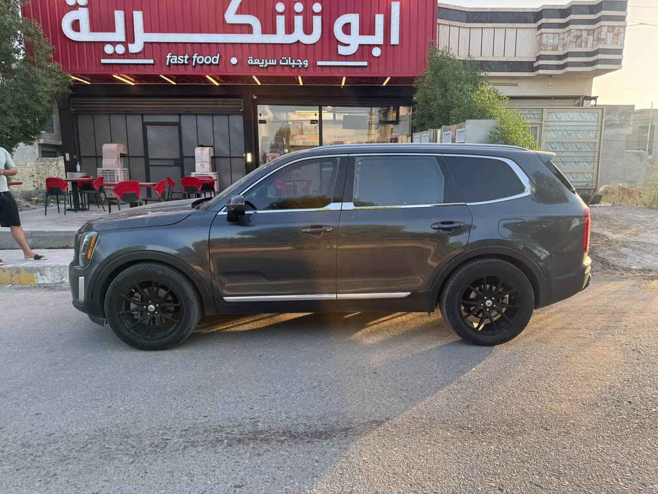 ‏​🚗 كيا تولورايد (Kia Telluride) موديل 2020 للبيع 🚗
‏​المواصفات والمميزات:
‏​النوع والموديل: كيا تولورايد 2020  
‏​اللوحة: بغداد  
‏​اللون الخارجي: رمادي غامق (Graphite Gray)  
‏​الداخلية: جلد [بيض] بحالة ممتازة  
‏​✨ أبرز التعديلات والإضافات المميزة:
‏​جنوط (رنكات) رياضية باللون الأسود  
‏​إضاءة أمامية مميزة (Demon Eyes) باللون الأحمر  
‏​شاشة عرض كبيرة مع نظام ملاحة وترفيه  
‏​مقاعد جلدية واسعة ومريحة (3 صفوف عائلية)  
‏​فتحة سقف  
‏​كاميرا وحساسات لسهولة الاصطفاف  
‏​📌 الحالة العامة:
‏السيارة بحالة ممتازة وجاهزة للاستخدام.
‏​💰 السعر المطلوب: [185] (قابل للتفاوض البسيط للجادين)
‏📍 الموقع: بغداد - أبو غريب
‏📞 للتواصل والاستفسار: ***********
‏
