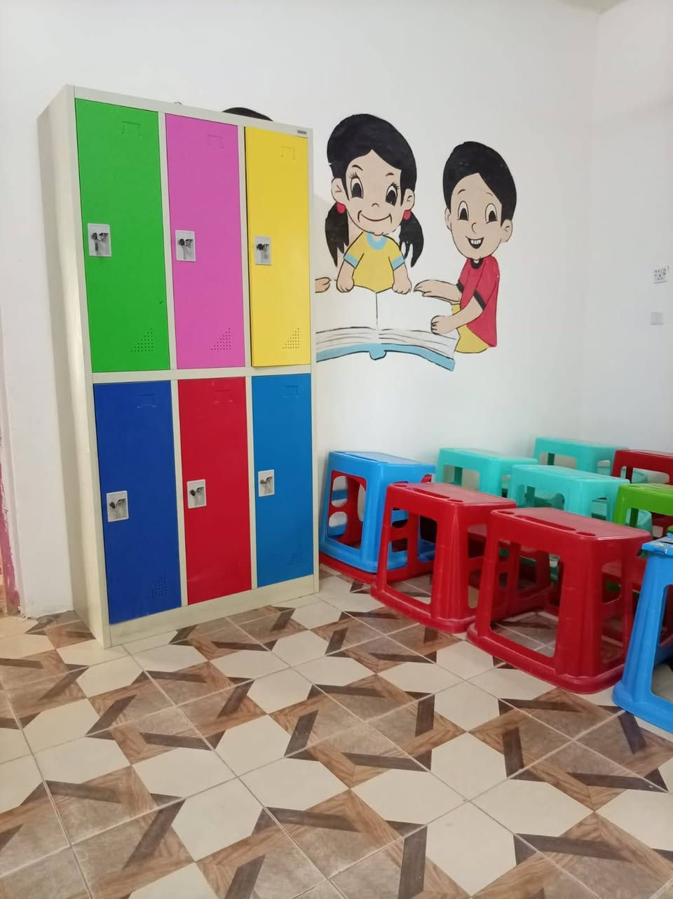 روضة وحضانة الملكة الأهلية 👑
​نستقبلكم بكل حب وشوق لتسجيل أطفالكم الحلوين لنمنحهم بيئة آمنة، رعاية فائقة، ومستقبلاً مبكراً مشرقاً!
​ما نتميز به:
​منهج تعليمي متكامل ينمي قدرات الطفل الفكرية والإبداعية.
​بيئة آمنة ورعاية تامة تضمن راحة وسلامة أطفالكم طوال اليوم.
​أقسامنا المتاحة:
​الحضانة: تستقبل أطفالنا الأعزاء من عمر شهر وحتى 4 سنوات.
​الروضة والتمهيدي من 5 الى 6 سنوات : لتأسيسهم بأفضل الطرق التربوية والحديثة.
​عناية خاصة: نستقبل أطفالنا ممن لديهم فرط حركة وتأخر النطق مع اهتمام متخصص.
​مواعيد التسجيل يومياً: من الساعة 9 مساءً وحتى 12 ظهرًا.
​بداية الدوام الرسمي: ينطلق عامنا الدراسي الجديد بتاريخ 1/9/2026.
​📞 للحجز والاستفسار:
​***********
​***********
كاطون الرحمة قرب جامع الاقصى
