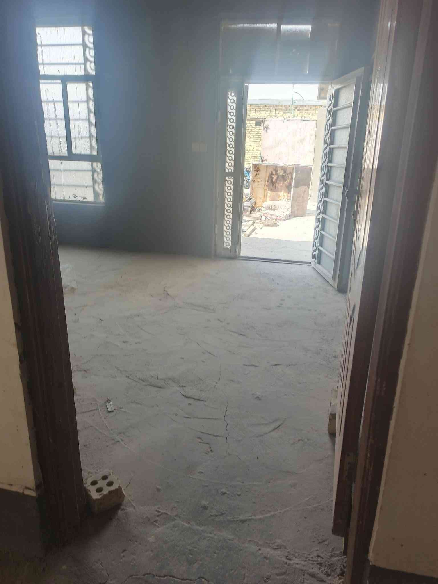 سلام عليكم بيت البيع مساحه 200متر 
يحتوى على غرف النوم 2 صاله ستقبال كهرباء +مولد مدرسة غريبة على البيت طريق كربلاء نجف عمود 193طريع يا علي
نتصال ***********
