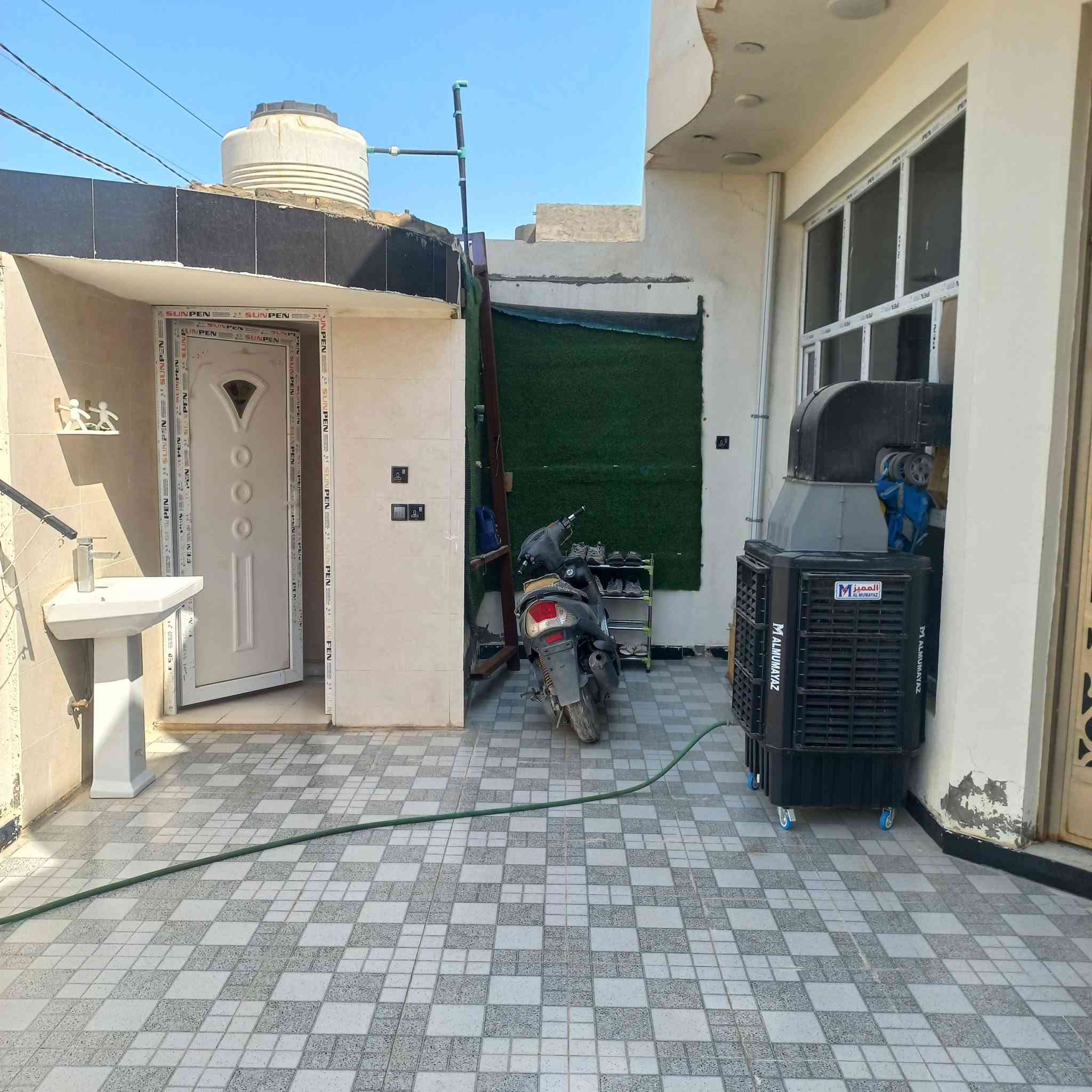 بيت مساحه ١٥٠ م الواجهه١٠ والنزال١٥ زراعي سند٢٥ شارع حسينيه ام الحسن عرض الشارع١١ متر طابق واحد يحتوي على مطبخ واستقبال وصحيات خارجيه وداخليه وصاله وغرفه نوم  الطابق الأعلى صحيات وبيتونه بناء حديث طابوق
للاستفسار
***********
