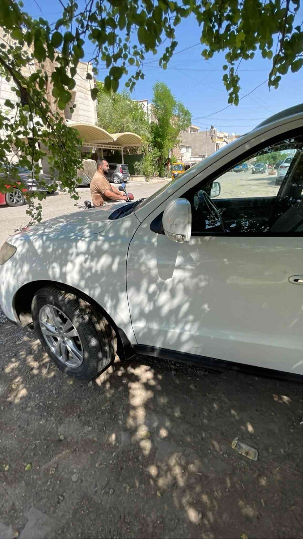 🚗 هيونداي سانتافي 2011 للبيع 🚗
 الموديل: 2011
 اللون: أبيض  
 العداد (الماشي): 128,693 كم  
 الرقم: بغداد(مرقمة جاهزة، تحويل أو وكالة مضمونة)  
 المكان: بغداد الحرية قرب حسينة التوحيد***********
