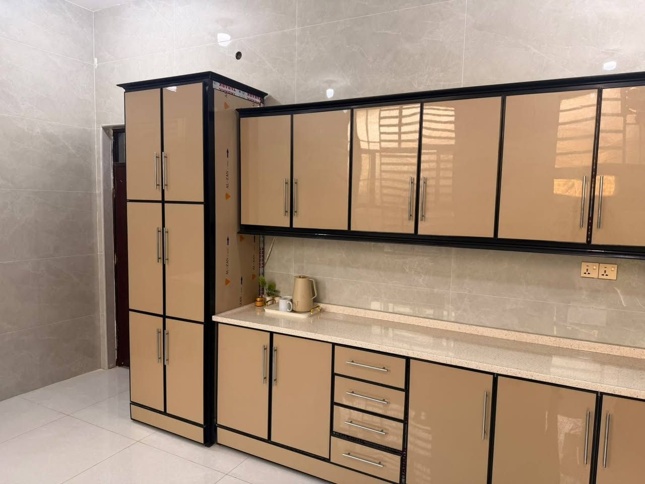 بيت زراعي للبيع بخنيطلة قرب حسينية الابرار المساحة ٢٠٠م يحتوي على غرفتين وصاله واستقبال وصحيات داخلية وخارجية كافة الخدمات موجودة قريب على المدارس ثاني بيت عن التبليط 
السعر ١٢٠ وبيه مجال للاستفسار الاتصال على ***********
