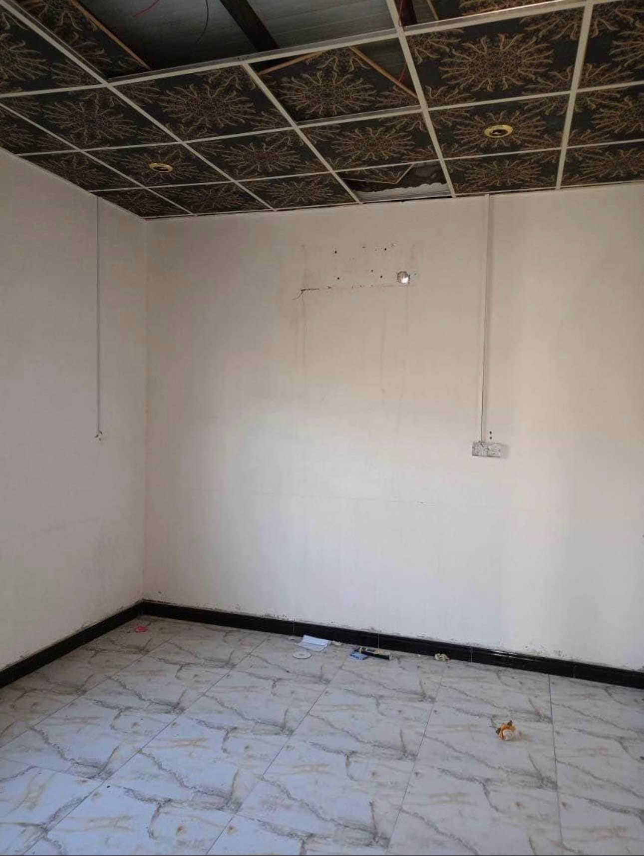 السلام عليكم بيت للايجار في النجيبية خلف دائرة الكهرباء 
يحتوي البيت على حديقة بمساحة كبيرة وحديقة خلفية 
حمام خارجي 
ديوان خارجي ٤*٥ 
صالة 
مطبخ 
غرفتين 
رقم الهاتف *********** 
اجار البيت ٢٥٠ بالشهر وبي مجال قليل البصرة, العراق
