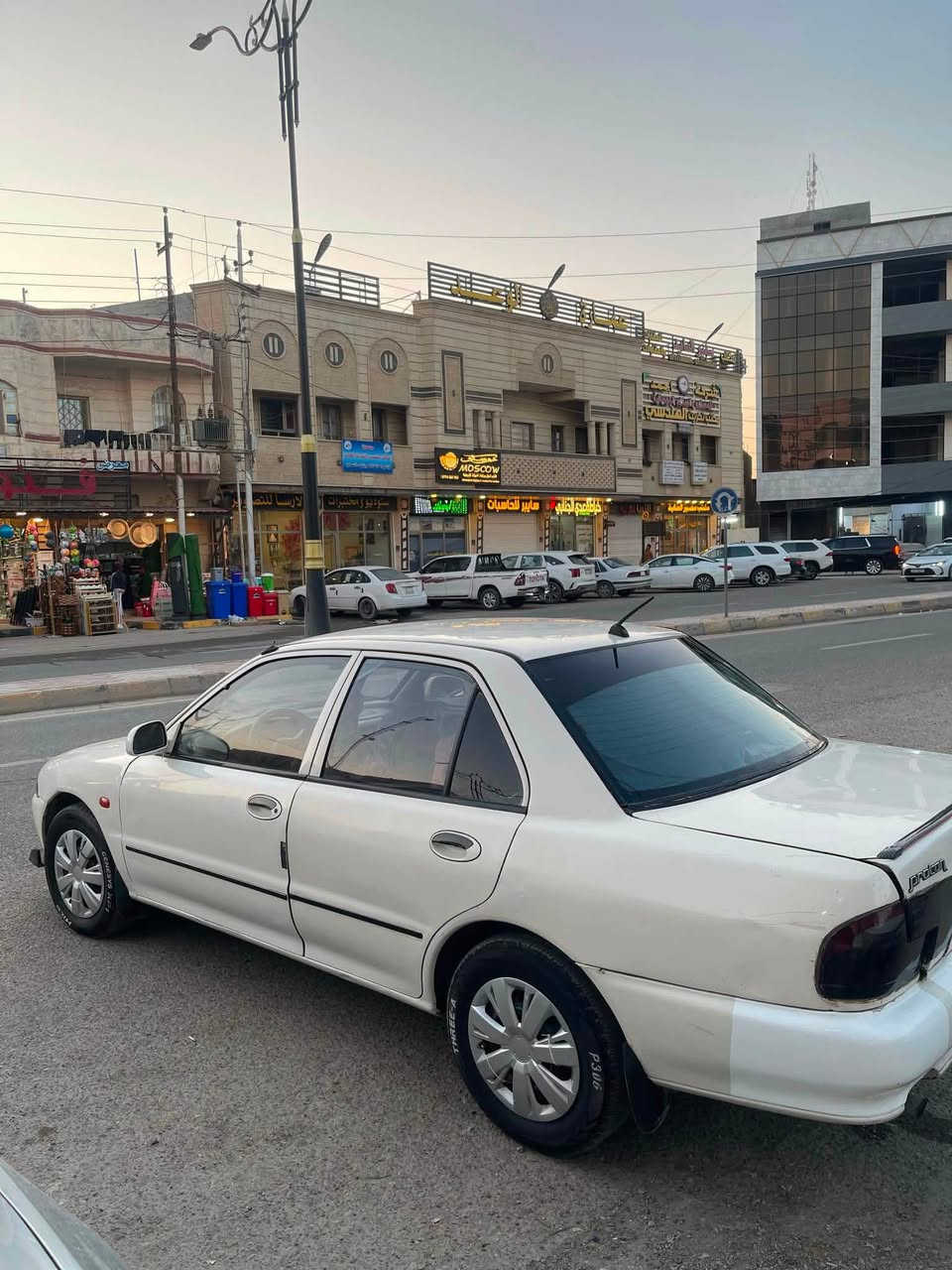 براتون 2002 كير عادي 
مكينه وكير شرط حدادي حلوه
تبريد ثلج تدفه داخلها بحالت الشركه 
كهربايات من الدعاميه لداعميه شغاله مبيها اي نقص  رقم بغداد بسمي ثاني يوم احولك 
بيها 3 قطع البنيد مبدل تجاري وجاملغات الخلفيه 
 السياره بعد احله من الصوره 
 فقط وترايك وين متريد
السعر 43 وبيها مجال 
***********

