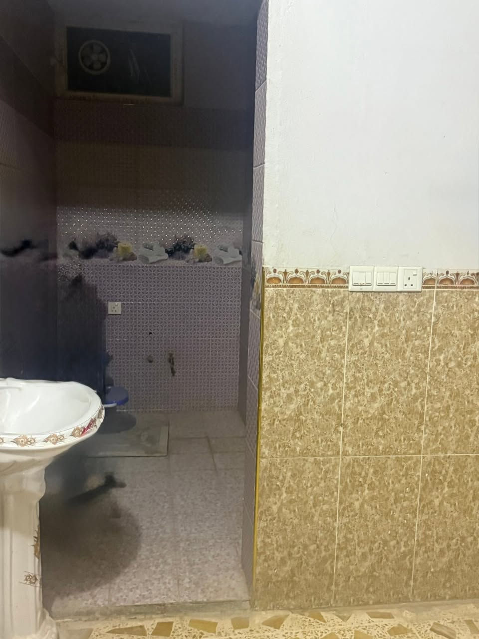 دار للبيع مساحته ٢٠٠ متر طابو زراعي سند ٢٥ طابقين يحتوي الطابق الاول على غرفتين نوم وصالة واستقبال ومطبخ وصحيات والطابق الثاني يحتوي على ٣ غرف نوم وحمام بهرز شارع البنادره الاستفسار *********** او مراجعة مكتب الملاك للعقار
