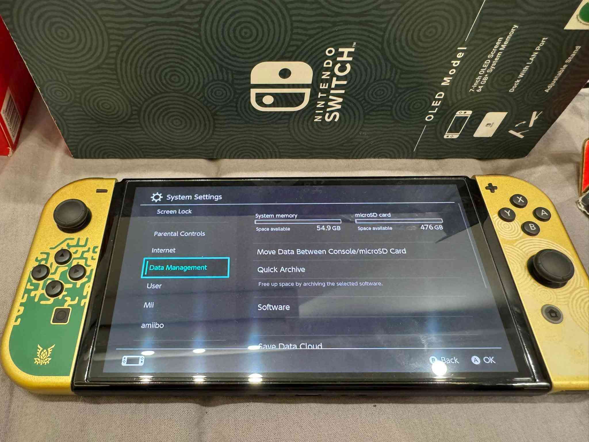 للبيع Nintendo Switch OLED إصدار Zelda – Tears of the Kingdom 🎮
الجهاز نظيف جداً وقليل الاستخدام وحالته ممتازة، والتجميعة كاملة ومناسبة للي يريد جهاز جاهز للعب 👌🏻

📦 محتويات البيع:

جهاز نينتيندو سويتش أوليد نسخة زيلدا

🔹 Nintendo Switch OLED إصدار Zelda Limited Edition
🔹 يد تحكم Nintendo Switch Pro Controller
🔹 3 ألعاب أصلية:
🎮 The Legend of Zelda: Tears of the Kingdom
🎮 Mario Kart 8 Deluxe
🎮 Sonic Colors: Ultimate
🔹 3 حافظات/كفرات
🔹 ميموري 512GB ￼SanDisk 
🔹 جميع ملحقات الجهاز الأصلية ونضيفة 

💰 السعر: 600,000 دينار عراقي 💰

📍 بغداد حي الجهاد 
✅ الجهاز نظيف جداً
✅ البيع للتجميعة كاملة فقط 
❌ لايوجد توصيل 🚚❌
📩 للجادين الاتصال ‭***********‬
