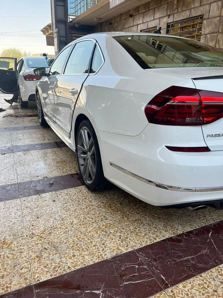 🚗 فولكس واجن باسات TSI-R-Line موديل 2019 (فول فول - نظيفة جداً ——- استيراد خاص 

📌 المواصفات والتفاصيل:

سيارة ماشي 97 ألف كم.

المحرك: 2000  توربو (قوة وأداء عالي).

الكفالة: كفالة عامة وشرط خالية تماماً من الصبغ الشخط تعديل البارد  ورصعات المكينة.

الرقم: أربيل (جاهزة - شرط تحويل -تاير- ودهن جديد ششرط ألف دينار ما تصرف عليها)

✨ الإضافات المميزة:

رياضي متكامل + لايت زنون أمامي + مواصفات TSI-R-Line معروف

حساسات أمامية وخلفية + تشغيل عن بعد

+كشنات تدفئنة

نظام صوتي راقي + بصمات شركة عدد 2.

رادارات نظام فتل وتحديد مسار.

داخلية أنيقة بلون ملكي مميز مع لمسات كاربون فايبر أصلية.

السيارة على وضع الشركة بالكامل

💰 السعر: (210$ بي مجال ) 

📍 مكان السيارة: كركوك
دفتر بنزين - موجود بي

📞 للاتصال والاستفسار: *********** (يرحم والديك، إذا ما عجبك الإعلان أو السعر، صلي على النبي واترك كلمة طيبة، والخير لمن تصير من نصيبه)
