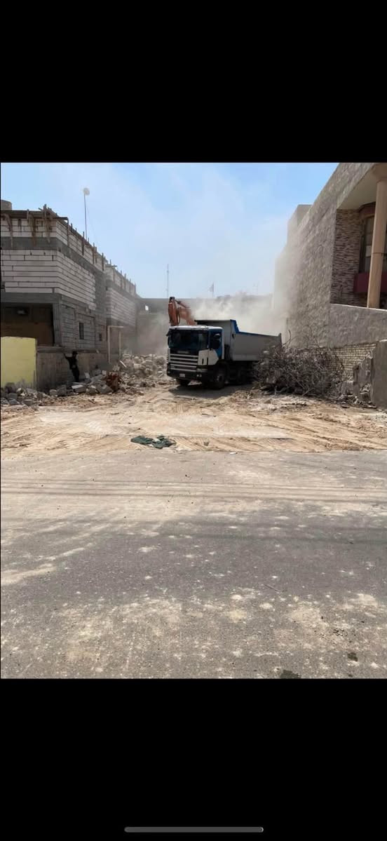 اليوم وبفضل الله 
تم تفليش وهدم بيت بمساحة 250م في القبلة حي الجامعة ونقل الأنقاض وتم قلع الارض لمستوى الارض القويه ودفنها بالجلمود والأسمنت والسبيس وحدلها طبقتين للأستفسار ***********  أو   ***********

نص مكتوب في الصور:
- ابو جود للمقاولات العامة هدم وتفليش الدور والمباني قلع الأرضيات ورفع الأنقاض بناء الهياكل حسب الطلب *********** / ***********
