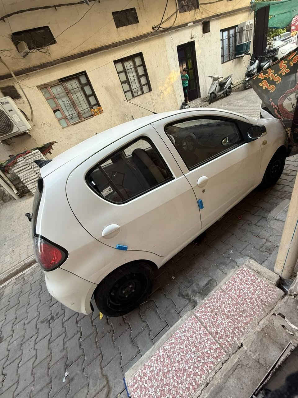 سلام عليكم جيلي مديل ٢٠١٢ كير مكينه خير من الله تبريد شغال سنويه ل2028 سعر  48وبيها مجال بسيط صدرها زين تايراتها جدد سياره حلوه مال بيت عنوان رحمانيه الجعيفر قرب شارع حيفا ***********
