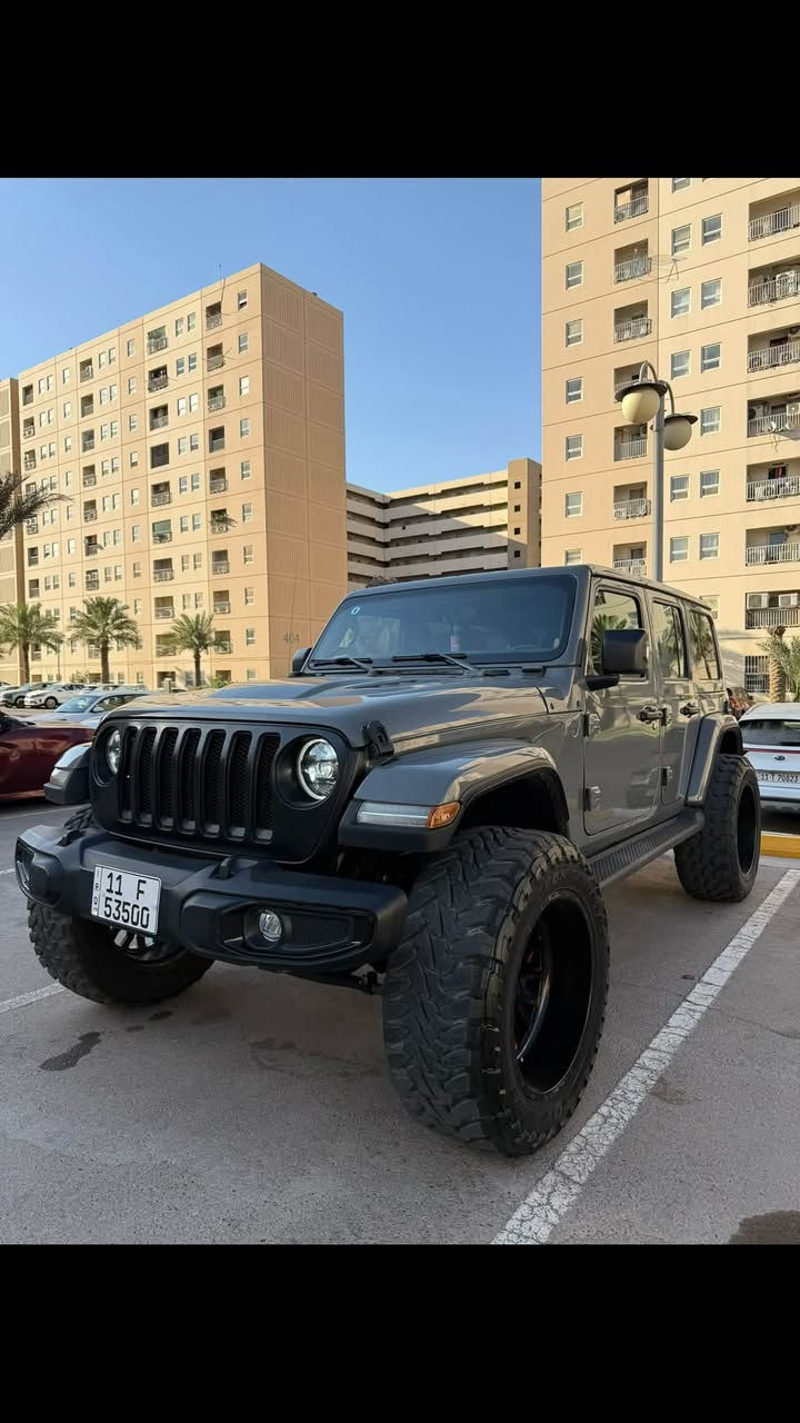 يا الله
للبيع: جيب رانجلر صحارى 2023 (Jeep Wrangler Sahara)
لون إسمنتي مميز ورقم سيارة مميز. مصروف عليها تصليح توب  ومعدلة.
 المحرك: 6 سلندر (V6)
 الممشى: 4 آلاف كم فقط (شبه زيرو)
 السيرفس: جاهزة من كلشي، دهن وفلاتر جديد قبل يومين ومبدل أصلي وما تحتاج أي مصاريف.
المواصفات والتعديلات:
 لون إسمنتي مميز
 لايتات LED عدسة أصلية مع حلقة DRL
 رقم السيارة مميز
 ترفيعة أصلية 2.5 إنش مع دبلات كاملة
 ويلّات ماركة فيول (Fuel) أصلية
 تايرات تويو (Toyo) خشنة أوف رود
 ستيرن تدفئة
 كشنات تدفئة
 شاشة كبيرة، كاميرا، بصمة، تشغيل عن بعد، وباقي مواصفات الصحارى كاملة
 مصبوغة عام نفس اللون للجمالية
 داخلة هزة، السيارة باسمي والتحويل ثاني يوم
 مكان السيارة: بغداد - بسماية
 السعر: 250 ورقة (25,000$) وبيه مجال بسيط للشراي 
***********
