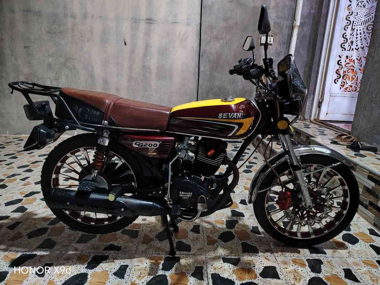 السلام عليكم دراجة موديل2025 محرك 200 cc سعر 850 تواصل ***********

نص مكتوب في الصور:
- HONOR X9d