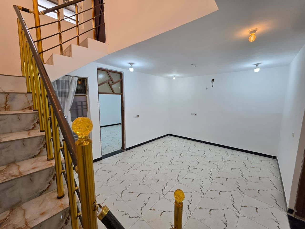 مشتمل مربع للبيع المساحة ١٠٥م البناء طابوق شغل درجة أولى جاهز للسكن عنوانه كوت حي الحكيم قرب الكورنيش نزلة علاء معيوف السعر ٤٢ وقابل للتفاوض للإتصال ***********
