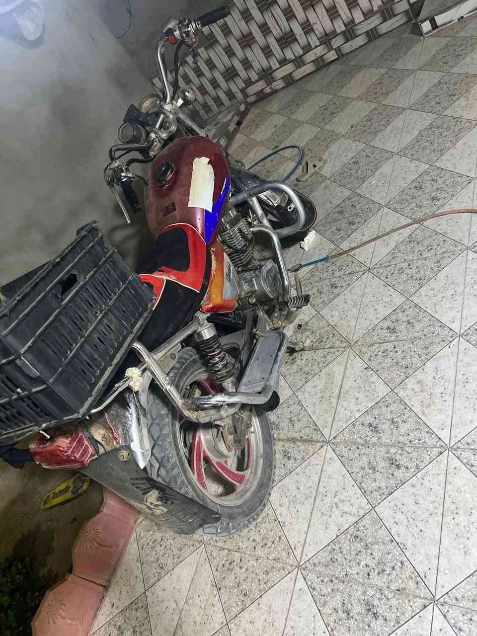 سلام عليكم دراجة تايموته للبيع جاهزة تشتغل سلف عوزها بس باتري مكاني نصر سعرها 350 
***********
